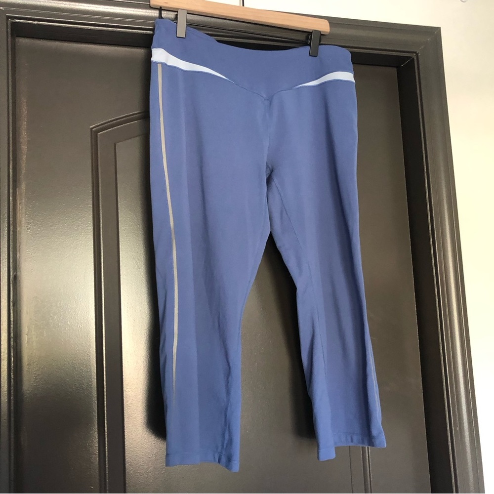 Nike cornflower blue/dark periwinkle cropped flare leggings/yoga pants
